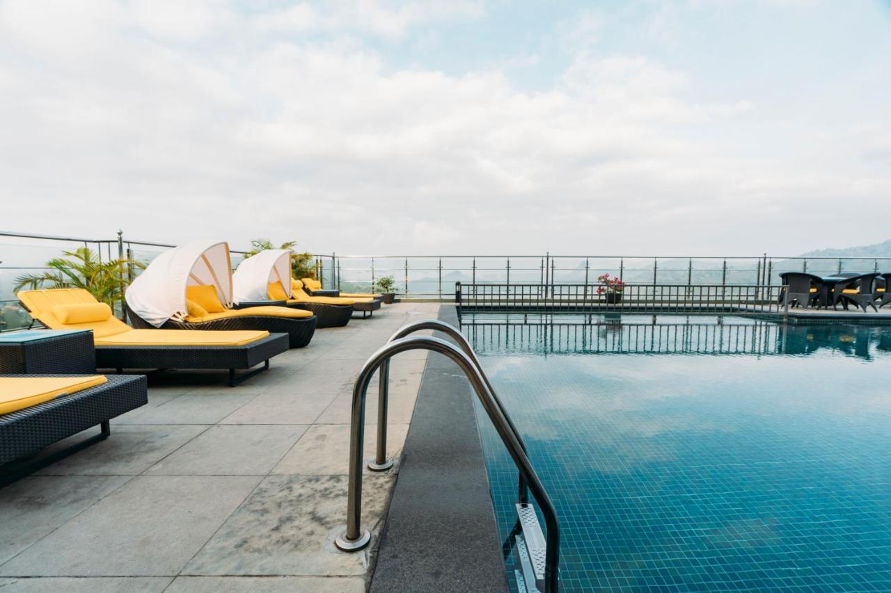 Готель The Panoramic Getaway Муннар Екстер'єр фото Rooftop pool at the hotel