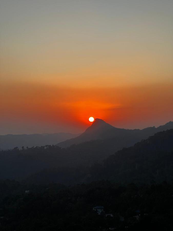 Готель The Panoramic Getaway Муннар Екстер'єр фото Sunset over Mount Apo