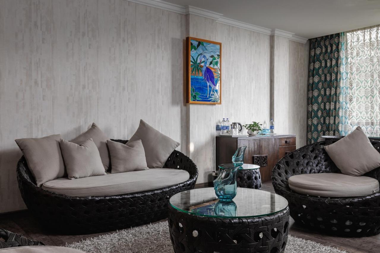 Готель The Panoramic Getaway Муннар Екстер'єр фото A living room with a sofa and a coffee table