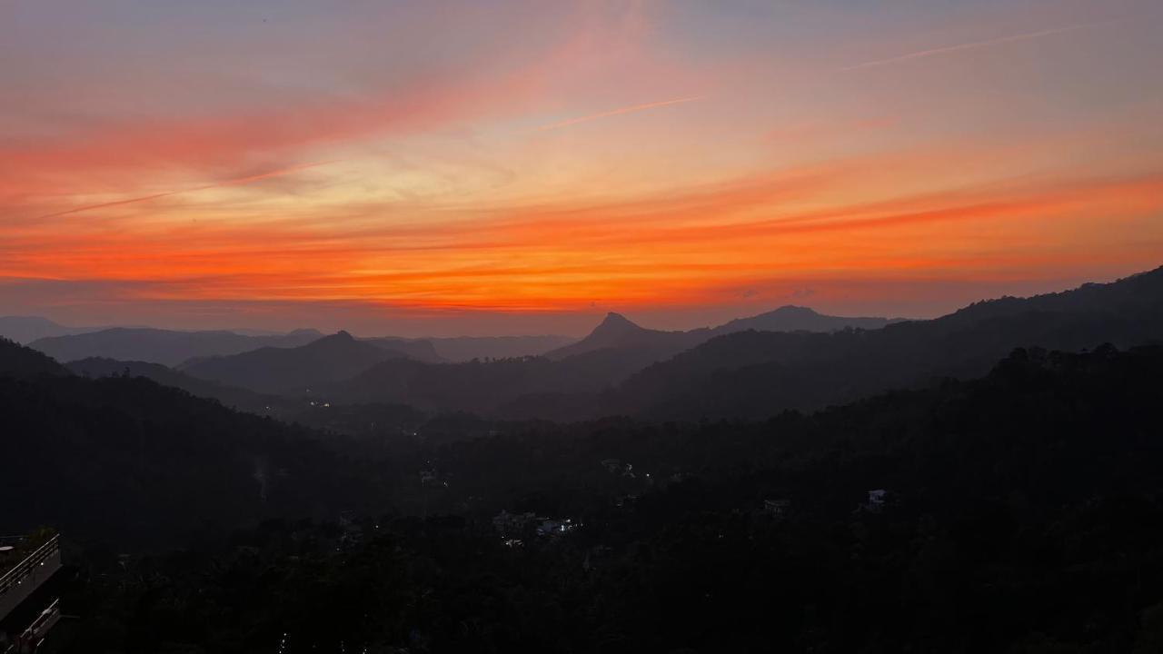 Готель The Panoramic Getaway Муннар Екстер'єр фото Sunset over the Santa Monica Mountains