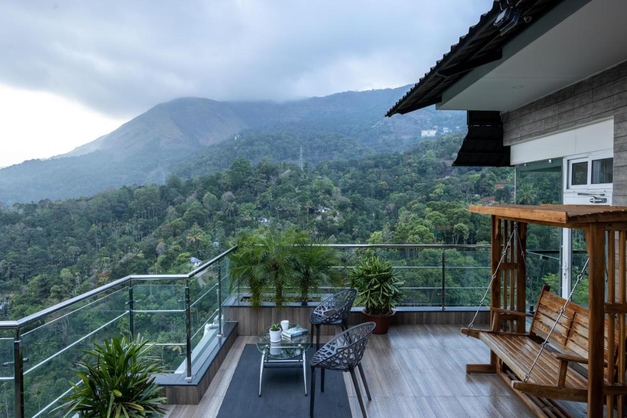 Готель The Panoramic Getaway Муннар Екстер'єр фото View of the mountain from the balcony of a house in the village