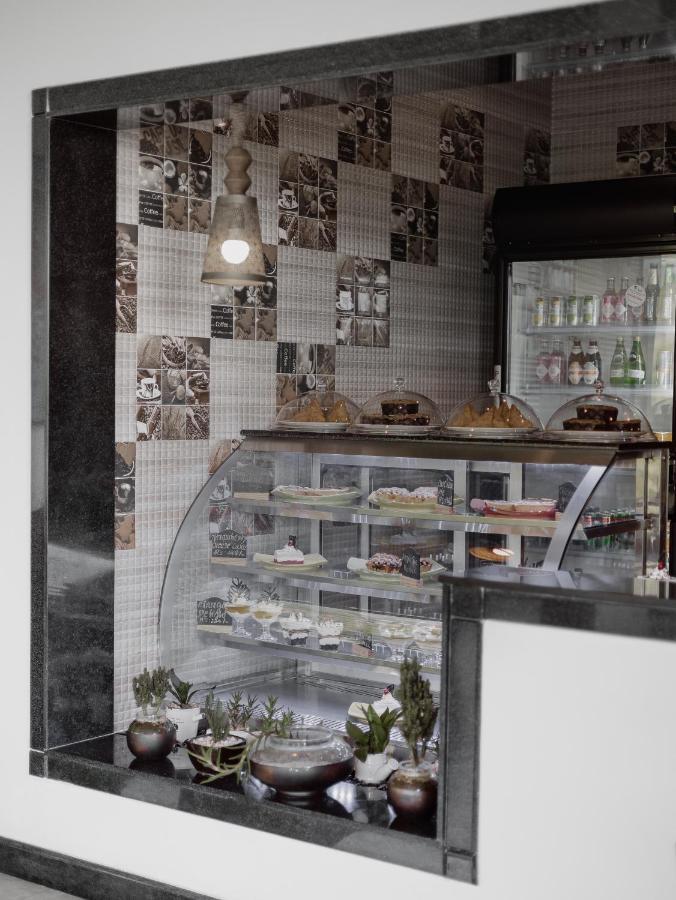 Готель The Panoramic Getaway Муннар Екстер'єр фото A pastry display case