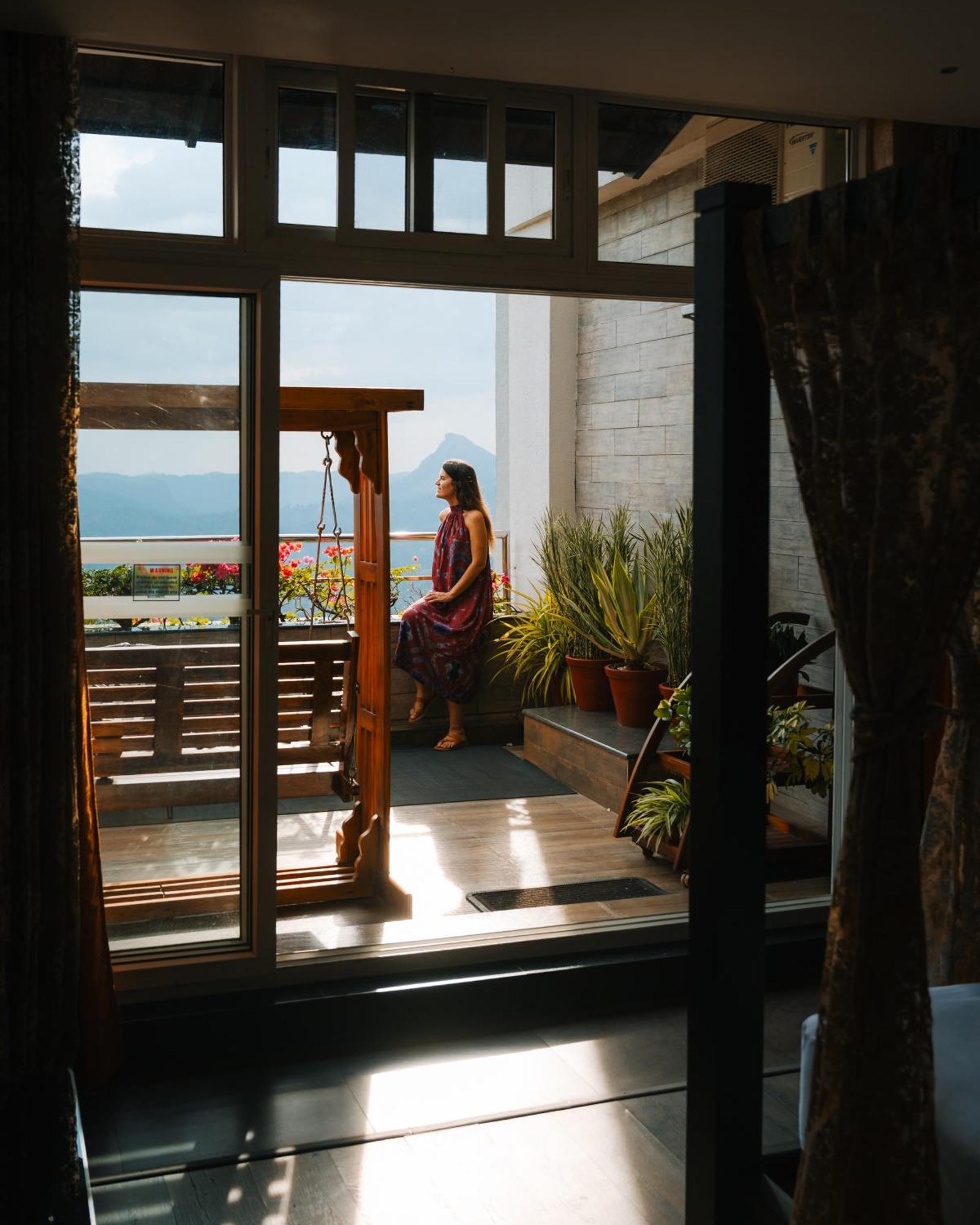 Готель The Panoramic Getaway Муннар Екстер'єр фото A woman on a balcony