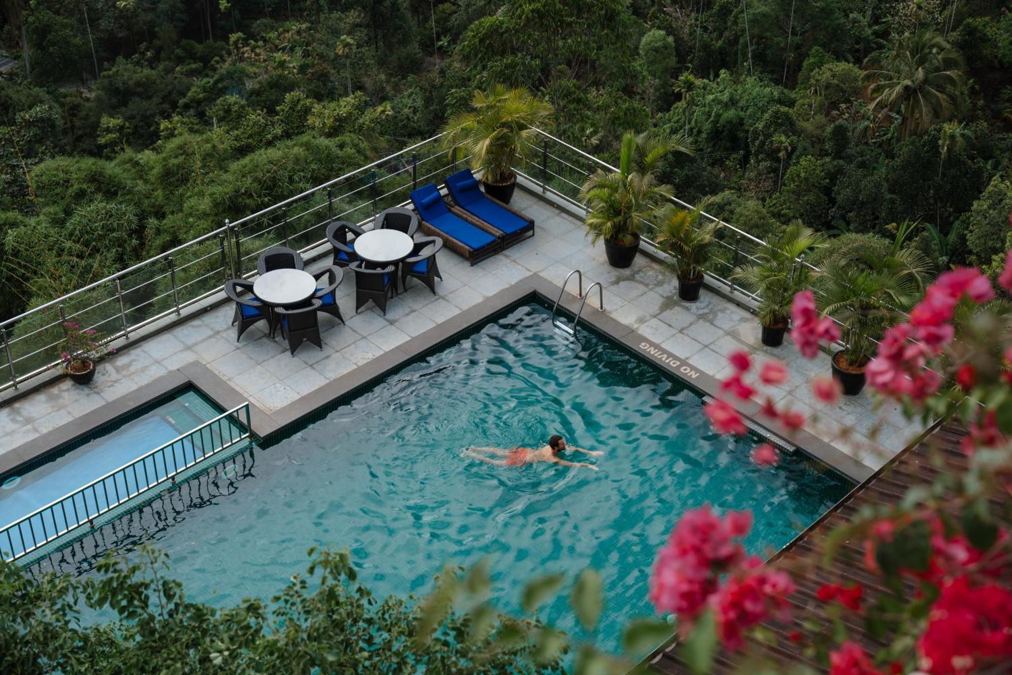 Готель The Panoramic Getaway Муннар Екстер'єр фото The swimming pool at the hotel