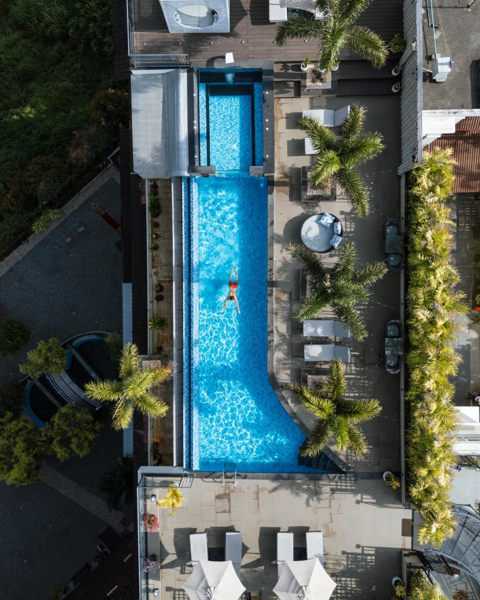 Готель The Panoramic Getaway Муннар Екстер'єр фото Aerial view of the pool