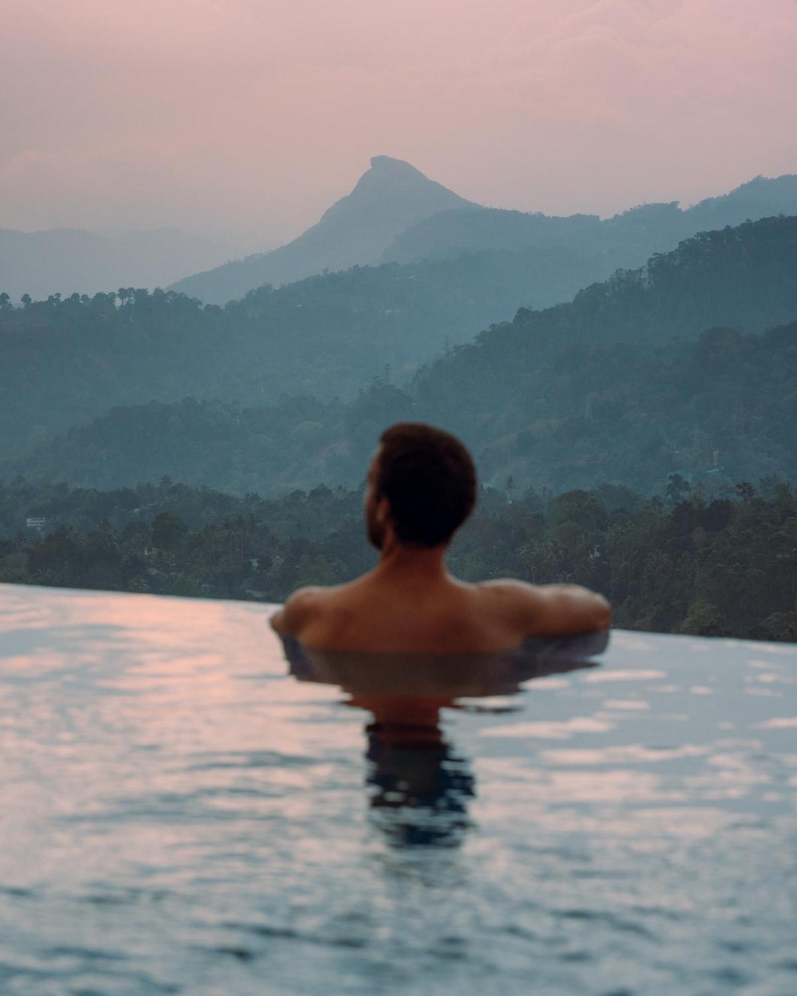 Готель The Panoramic Getaway Муннар Екстер'єр фото A man in a swimming pool