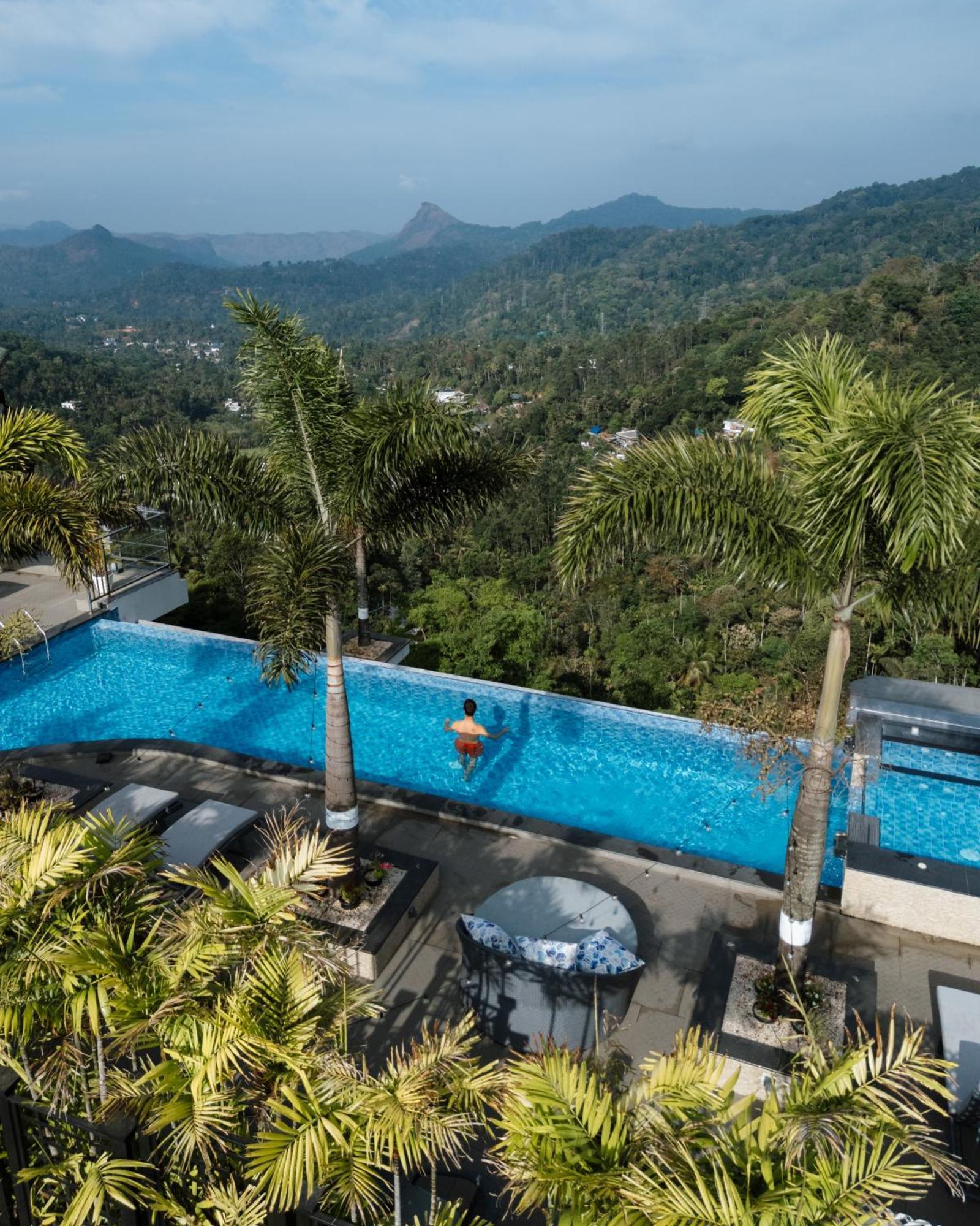 Готель The Panoramic Getaway Муннар Екстер'єр фото Infinity pool at the Le Méridien, Phuket Resort & Spa