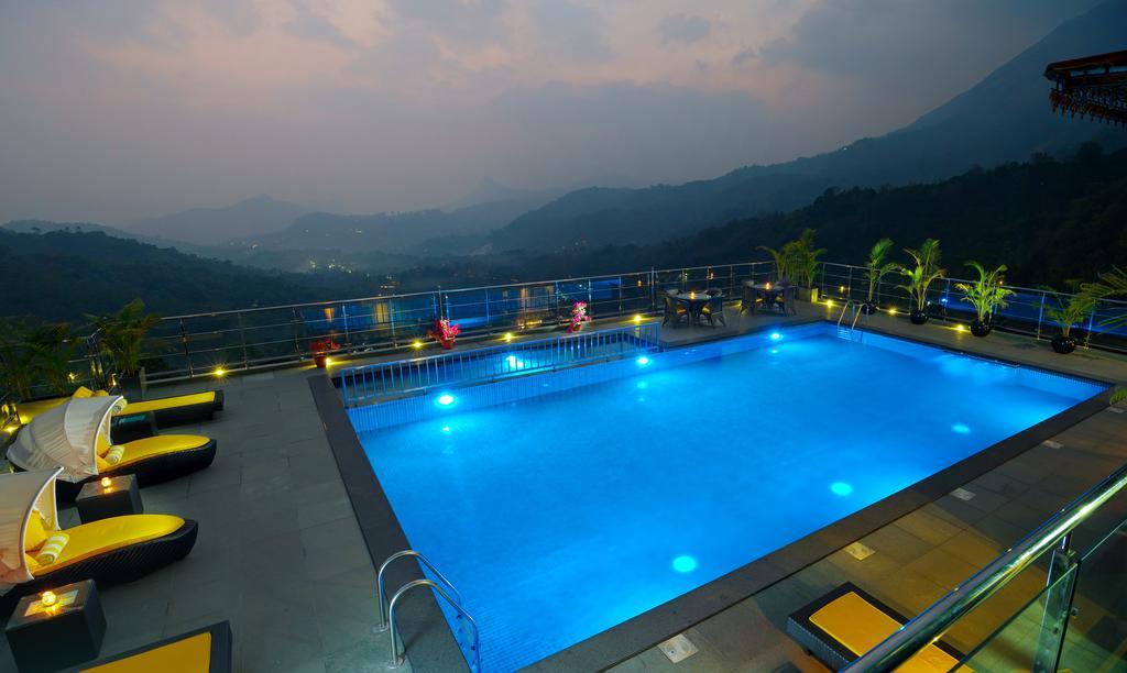 Готель The Panoramic Getaway Муннар Екстер'єр фото The swimming pool at the resort