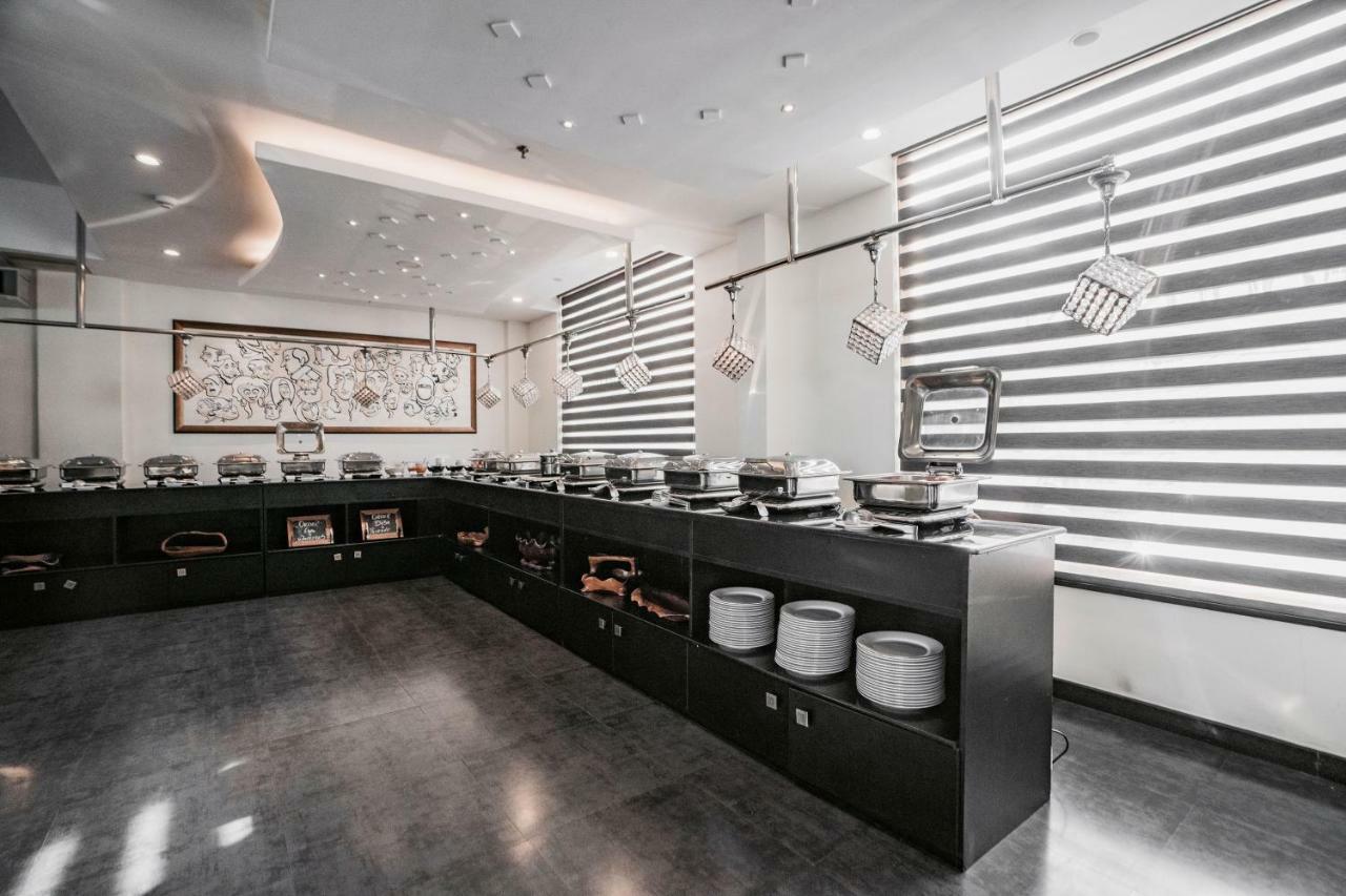 Готель The Panoramic Getaway Муннар Екстер'єр фото The buffet at the restaurant