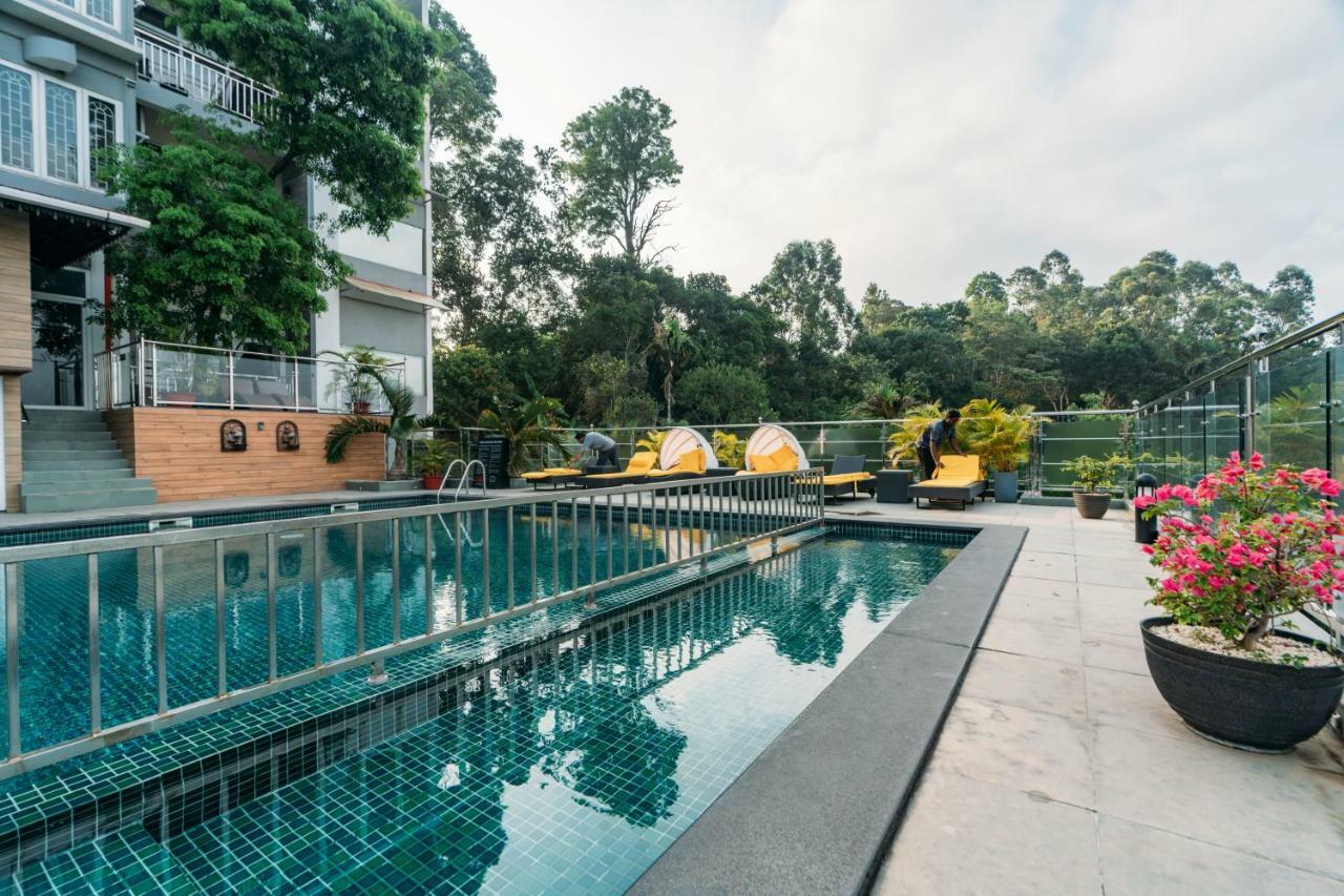 Готель The Panoramic Getaway Муннар Екстер'єр фото The swimming pool at the hotel